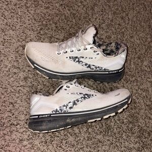 Size 8 - Brooks Ghost 15 White Ebony W Camo Grey Running Shoe